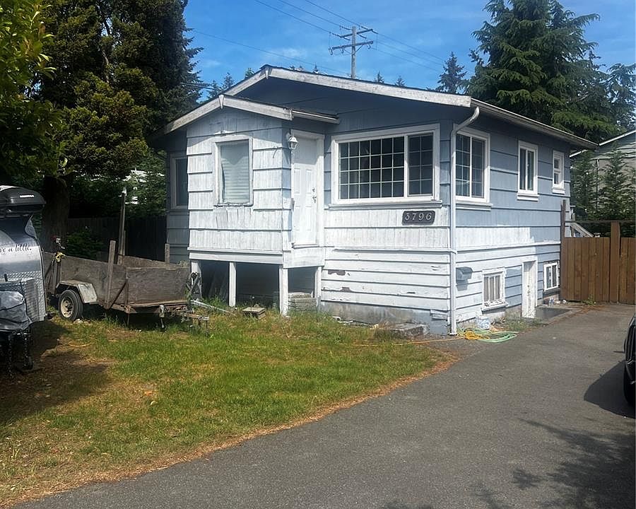 1st image of 3796 Departure Bay Rd
