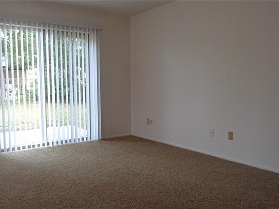 3rd image of 147 Hidden Lake Dr
