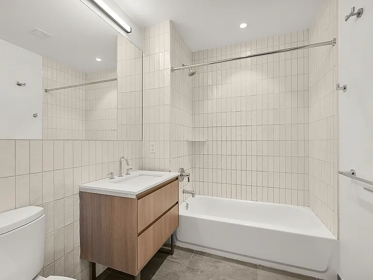 10-25 Jackson Ave #9B — Photo 4
