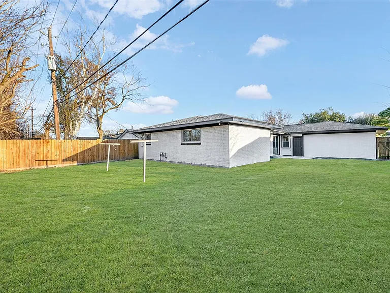 535 Elton St — Photo 14