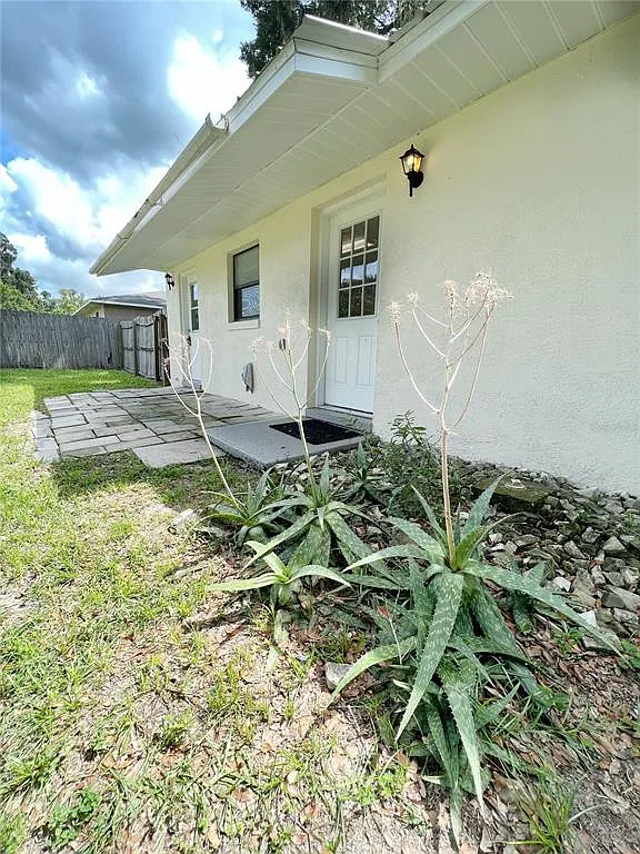 3 bed, 1.0 bath, 918 sqft, $1,400 — Photo 3