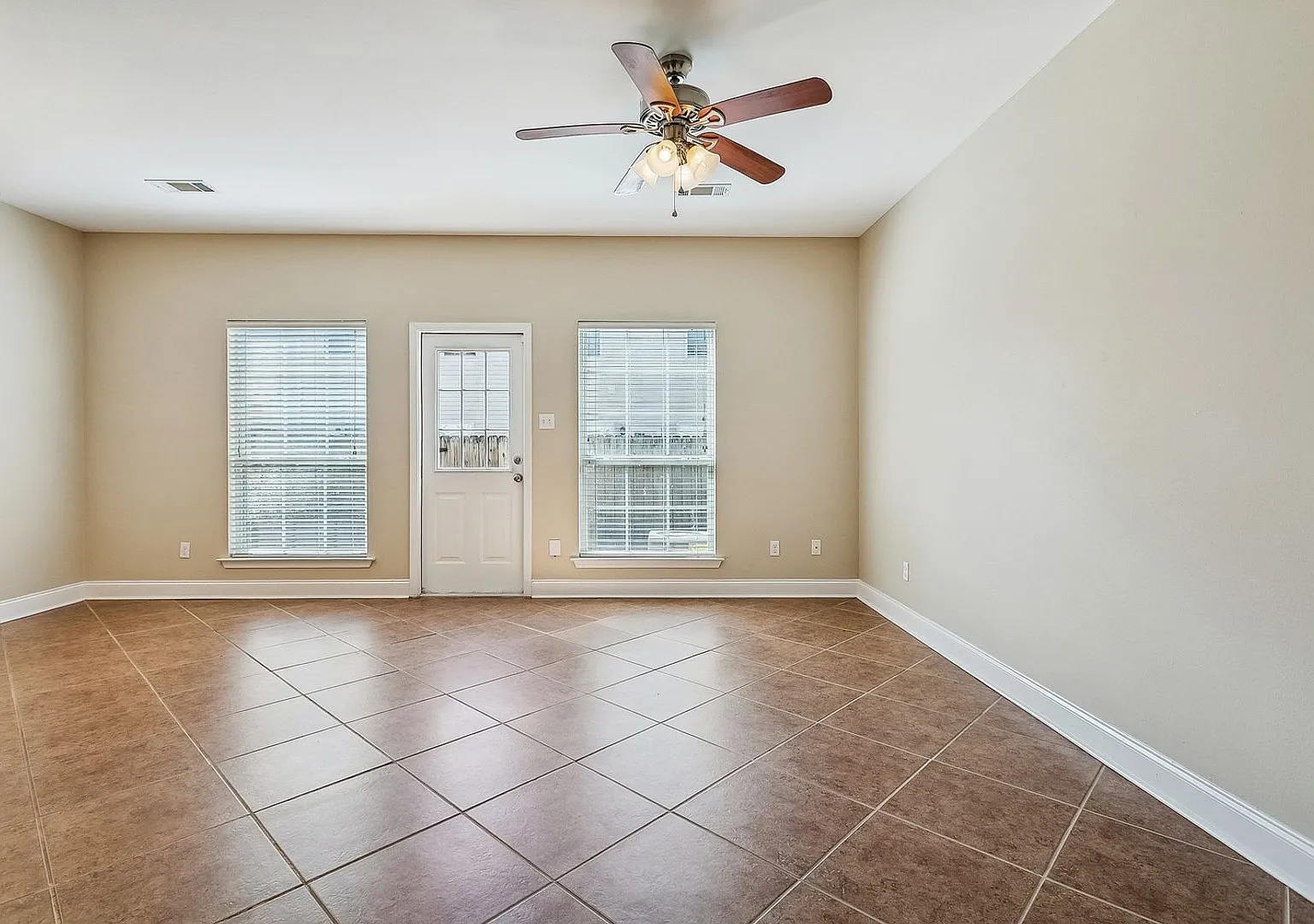 3BR/2.5BA Townhome Garage + Backyard Great Schools — Photo 3