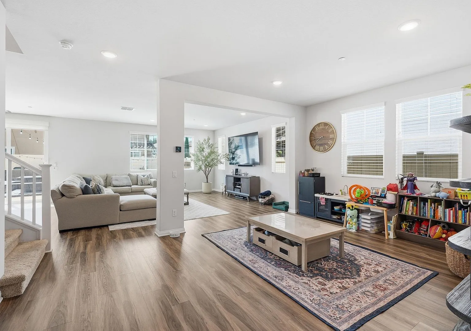 Gorgeous 2 Story Home in the Gated Oak Point Community in North Hills! — Photo 3