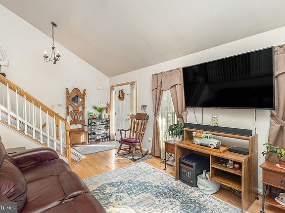 5th image of 43 Clark Ln