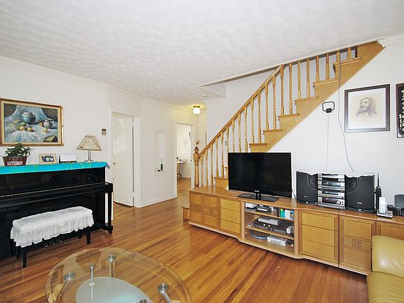 4th image of 47 Pilgrim St
