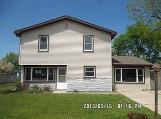 562 W Stanton Ln, Crete, IL 60417