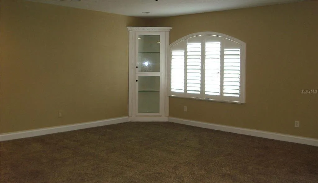 3 bed, 2.0 bath, 2564 sqft, $4,500 — Photo 4