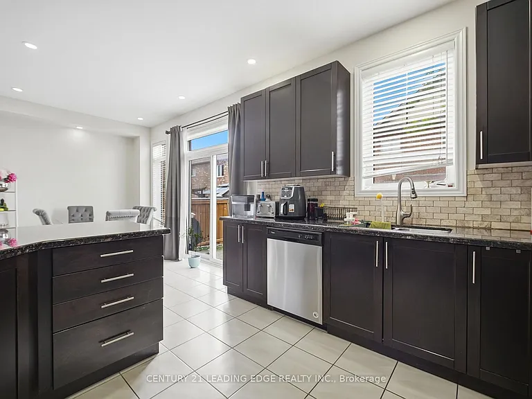 24 Exhibition Cres — Photo 17