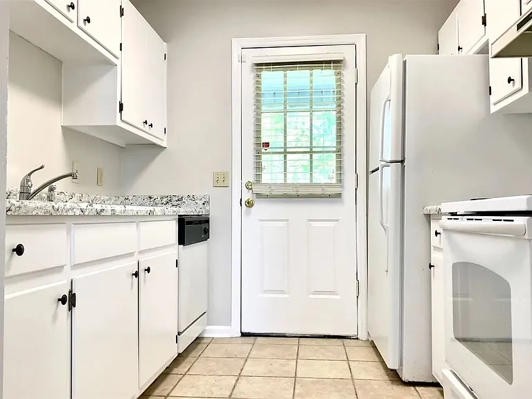 2208 Timberwood Cir S — Photo 5