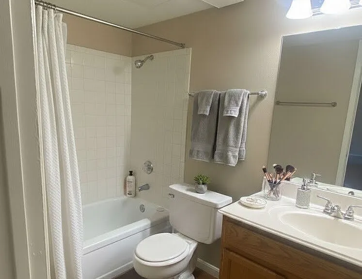 Oak Hollow Apartments — Photo 20