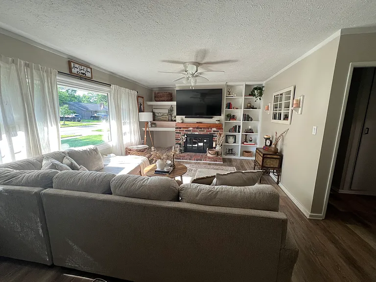 428 Lynn Dr — Photo 3