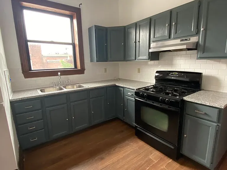 1309 E Carson — Photo 2