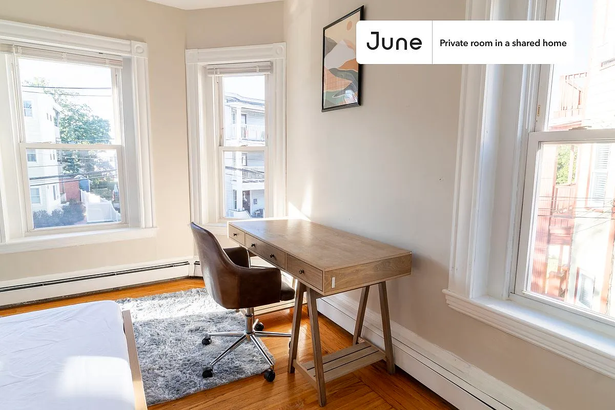 Queen bedroom in 4 bed/2 bath home in Allston #1757 A — Photo 3