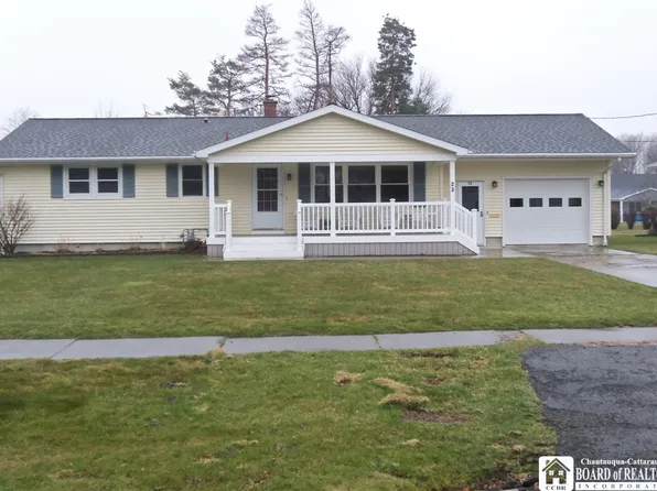 23 Hillcrest Dr, Fredonia, NY 14063