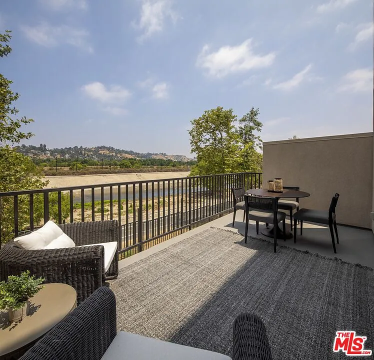 2 bed, 3.5 bath, 1438 sqft, $6,050 — Photo 3