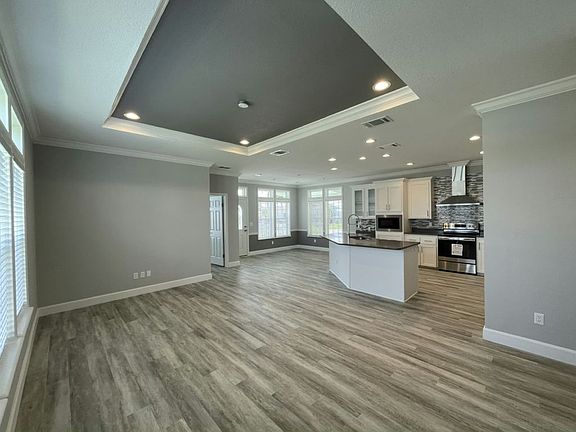 4th image of 913 Guadeloupe Ave