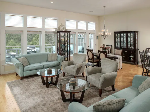 15 Endicott Gln, Plymouth, MA 02360