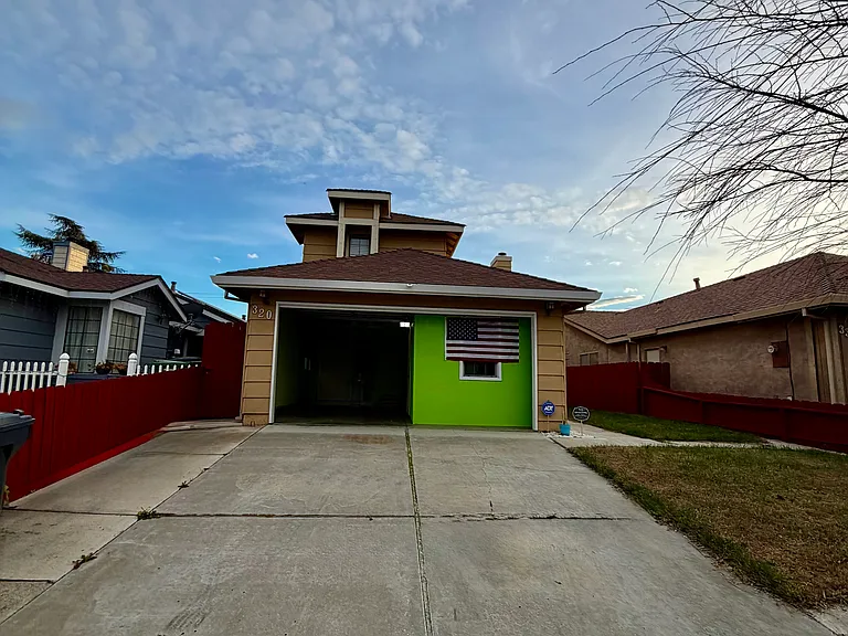 320 Hawthorne Dr — Photo 16
