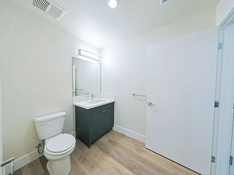 1317 W Jefferson Blvd — Photo 19