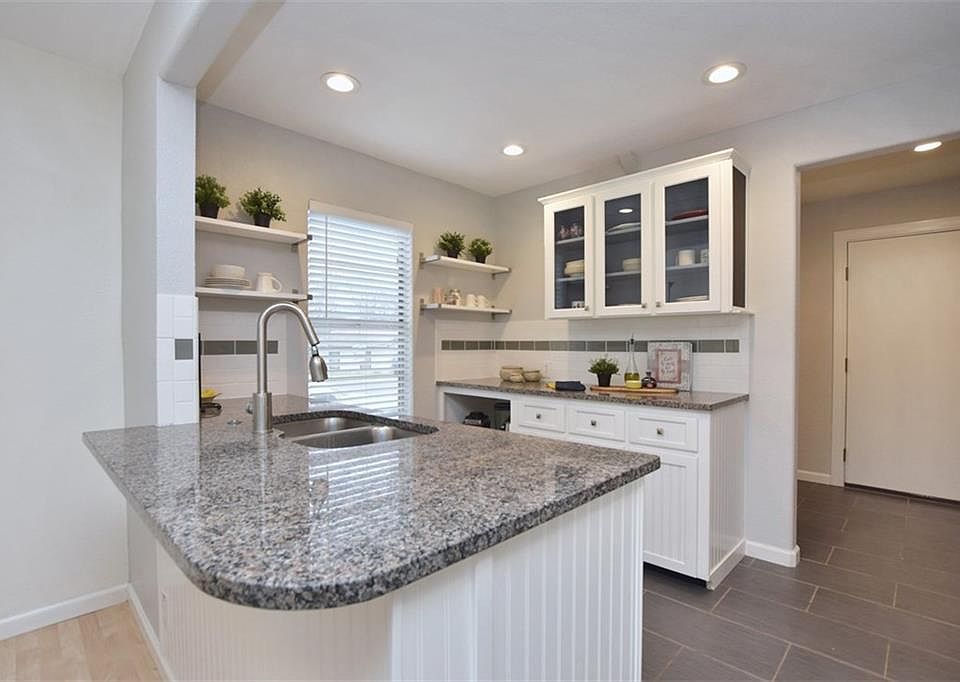 1st image of 411 Golden Oaks Dr