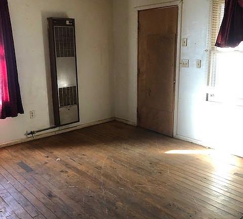 4th image of 226 E 6th St