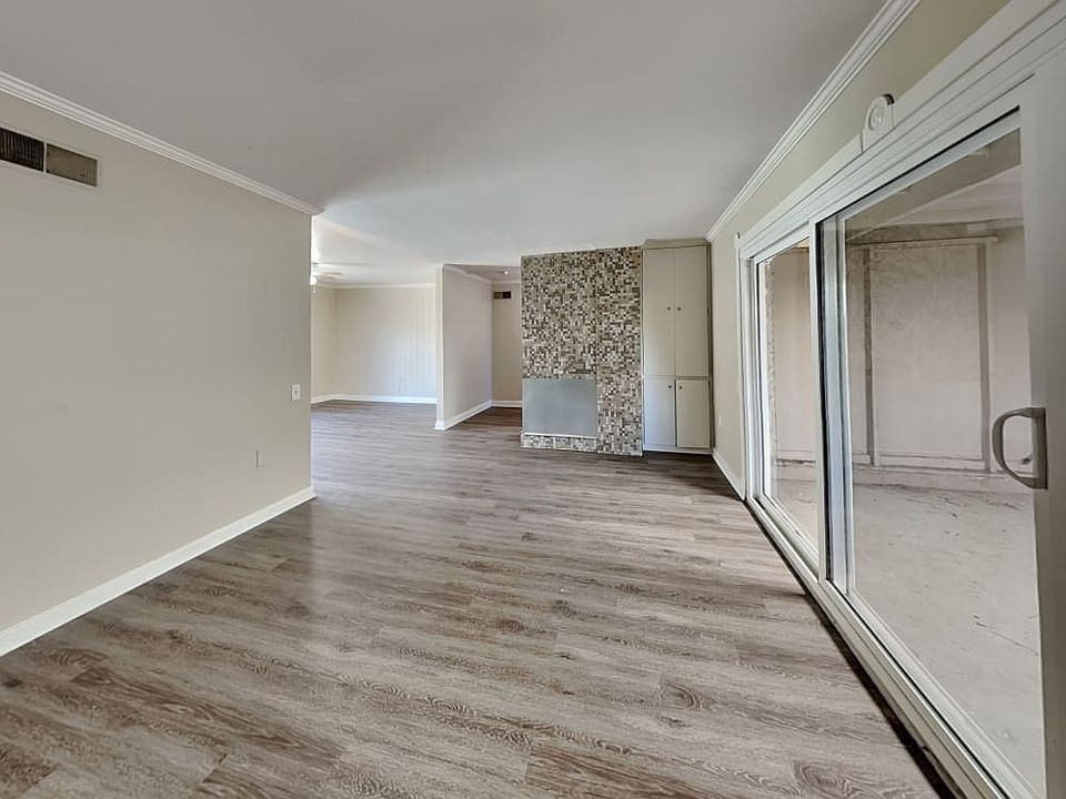 1st image of 386 W 53rd St