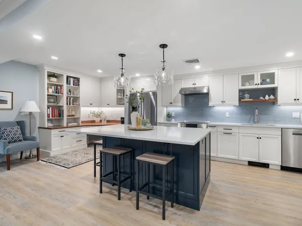 65 Grove St APT 152, Wellesley, MA 02482