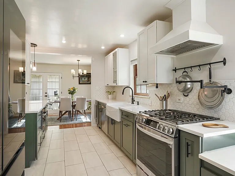 2875 Hudson St — Photo 10