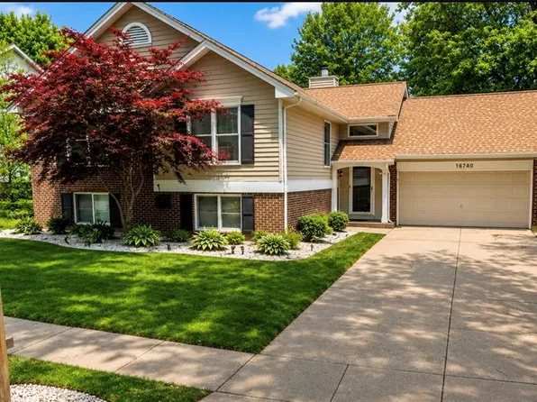 16740 N Fork Ridge Dr, Florissant, MO 63034