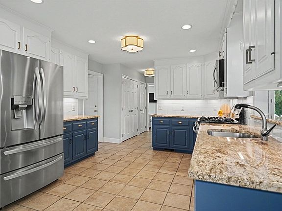 5th image of 215 Rolling Meadow Dr