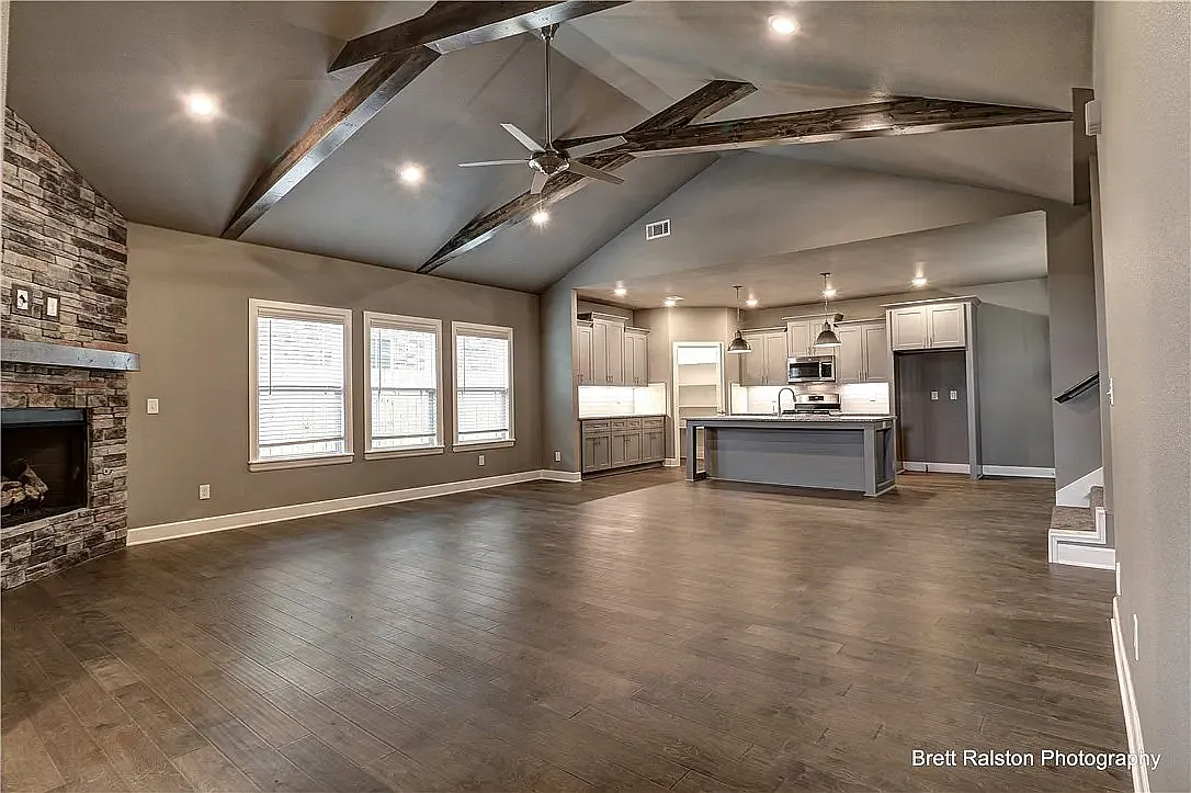 4 bed, 2347 sqft, $2,700 — Photo 2