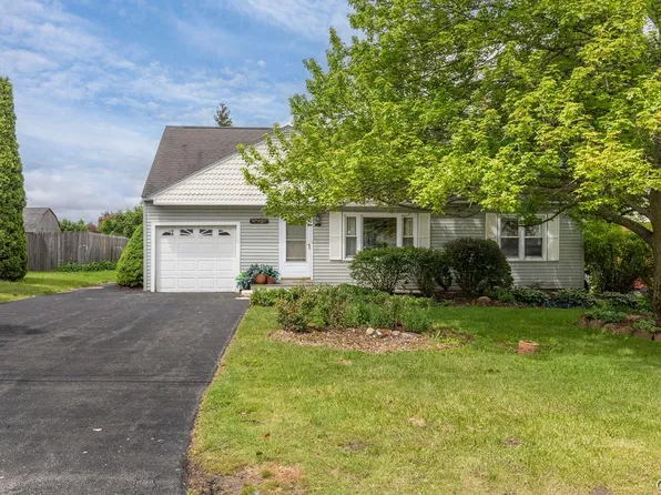 317 Vanida Dr, Camillus, NY 13031