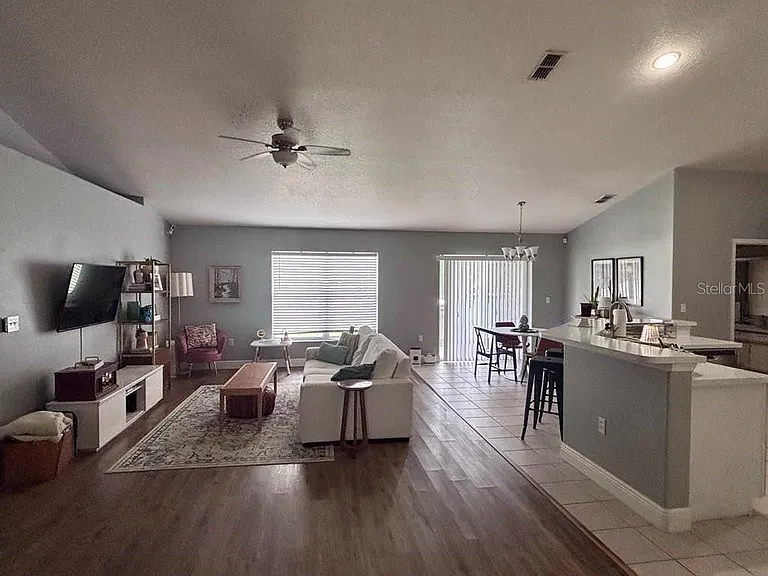 1004 Chateau Cir — Photo 12