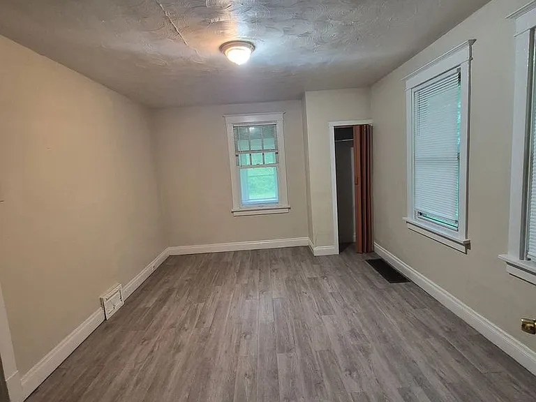 2140 Rose Bud Ave — Photo 4