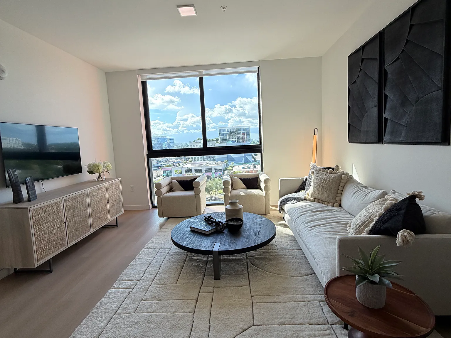 1 bed, 630 sqft, $2,396 — Photo 2