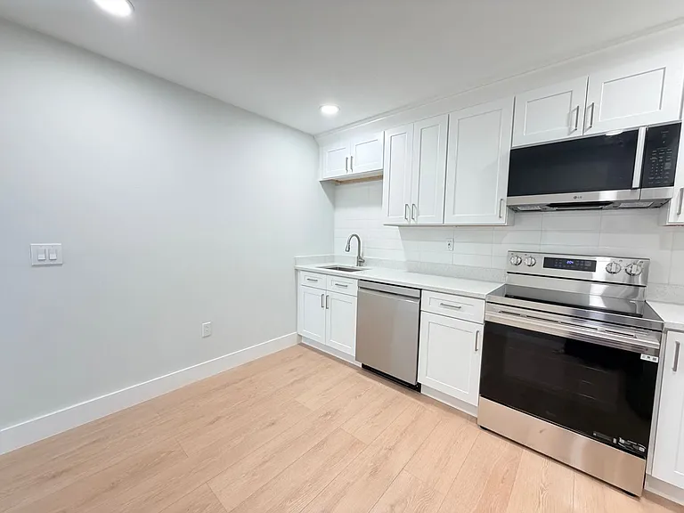 Valencia Apartments — Photo 10