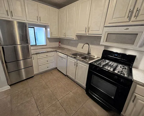 623 N Bay St Photo 1