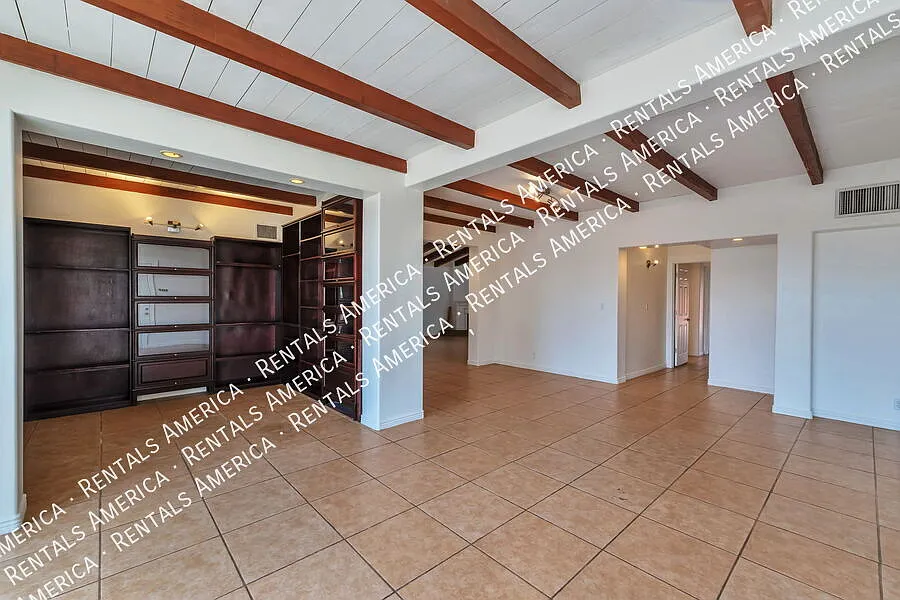 Large home, large yard, great location! — Photo 3