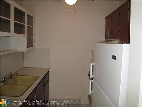 4th image of 409 NW 25th St APT 6