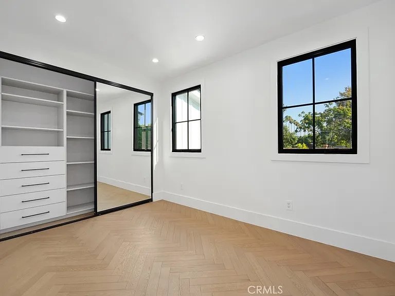 4539 Longridge Ave — Photo 24