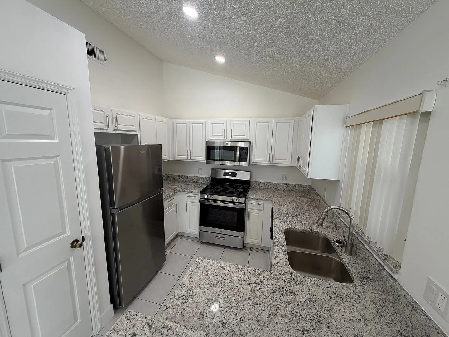 3 Bedroom, 2 Bathroom East Orlando Home with Garage & Large Fenced Backyard! — Photo 4
