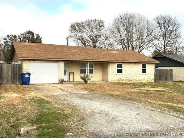 906 NW 1st St, Wagoner, OK 74467