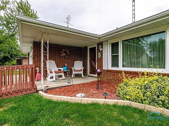 3rd image of 215 Lakeview Dr
