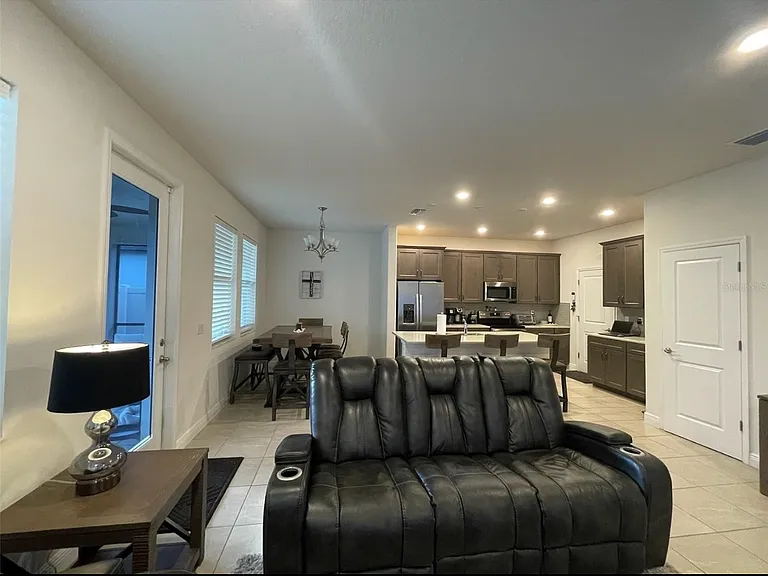 1438 N River Cir — Photo 3