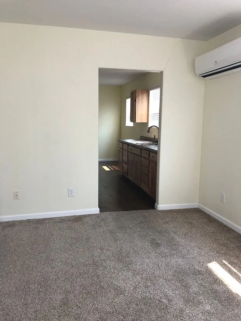Charming 1 Bedroom Home With Yard — Photo 3