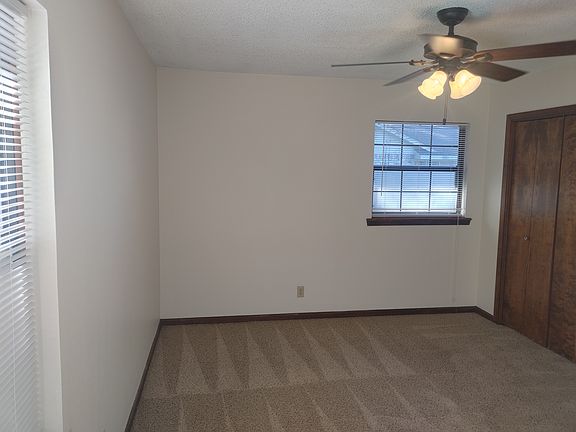 Master bedroom (13 ft x 11 ft)
