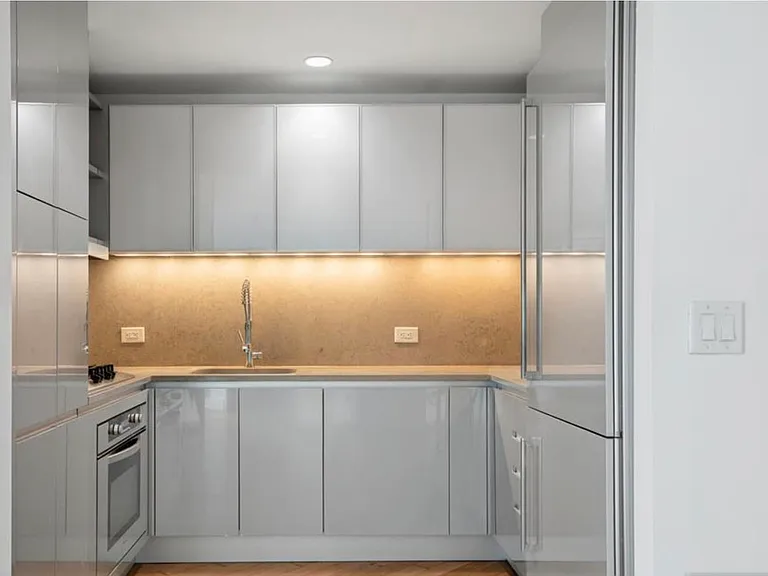 77 Hudson St #2002 — Photo 10