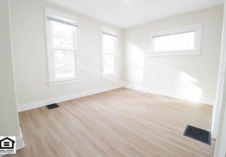 2323 Fox Ave — Photo 7