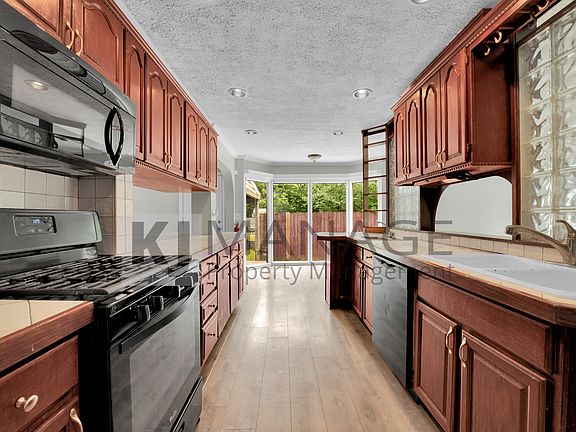 2nd image of 1391 Harry St