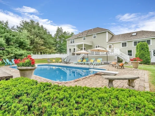 72 Rinnock Rd, Fitchburg, MA 01420